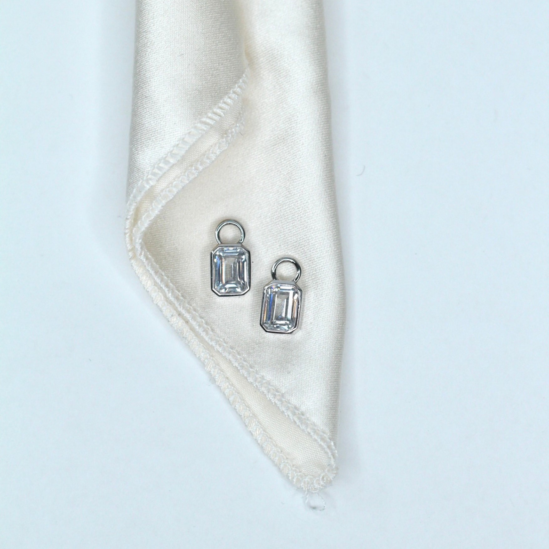 Picture of Mini Cushion Charm - SS - White CZ