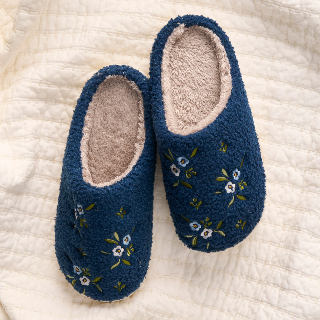 Picture of Fuzzy Slippers-Dainty Floral Navy S/M
