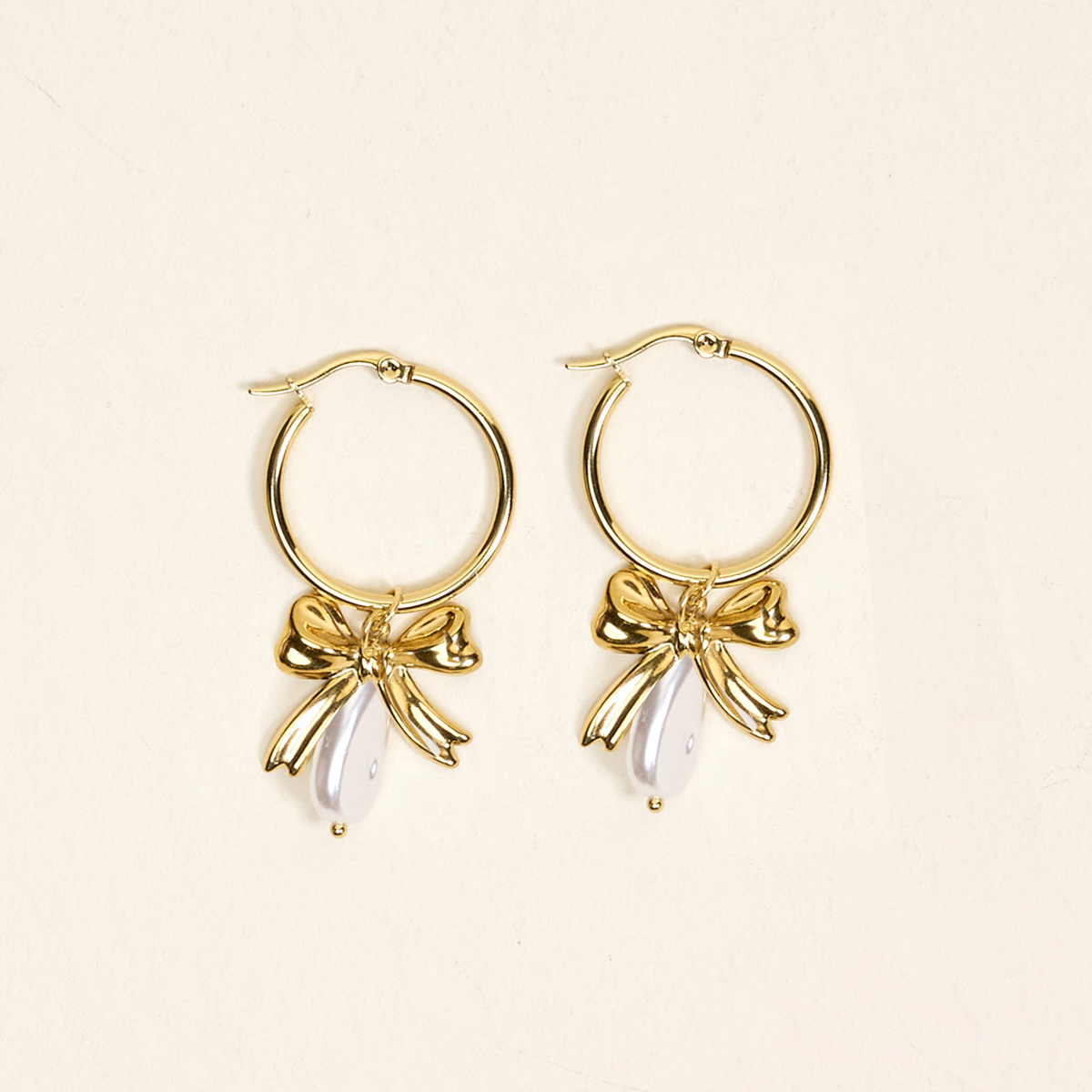 Picture of Signature Hoop Earrings-Sweetheart Pearl