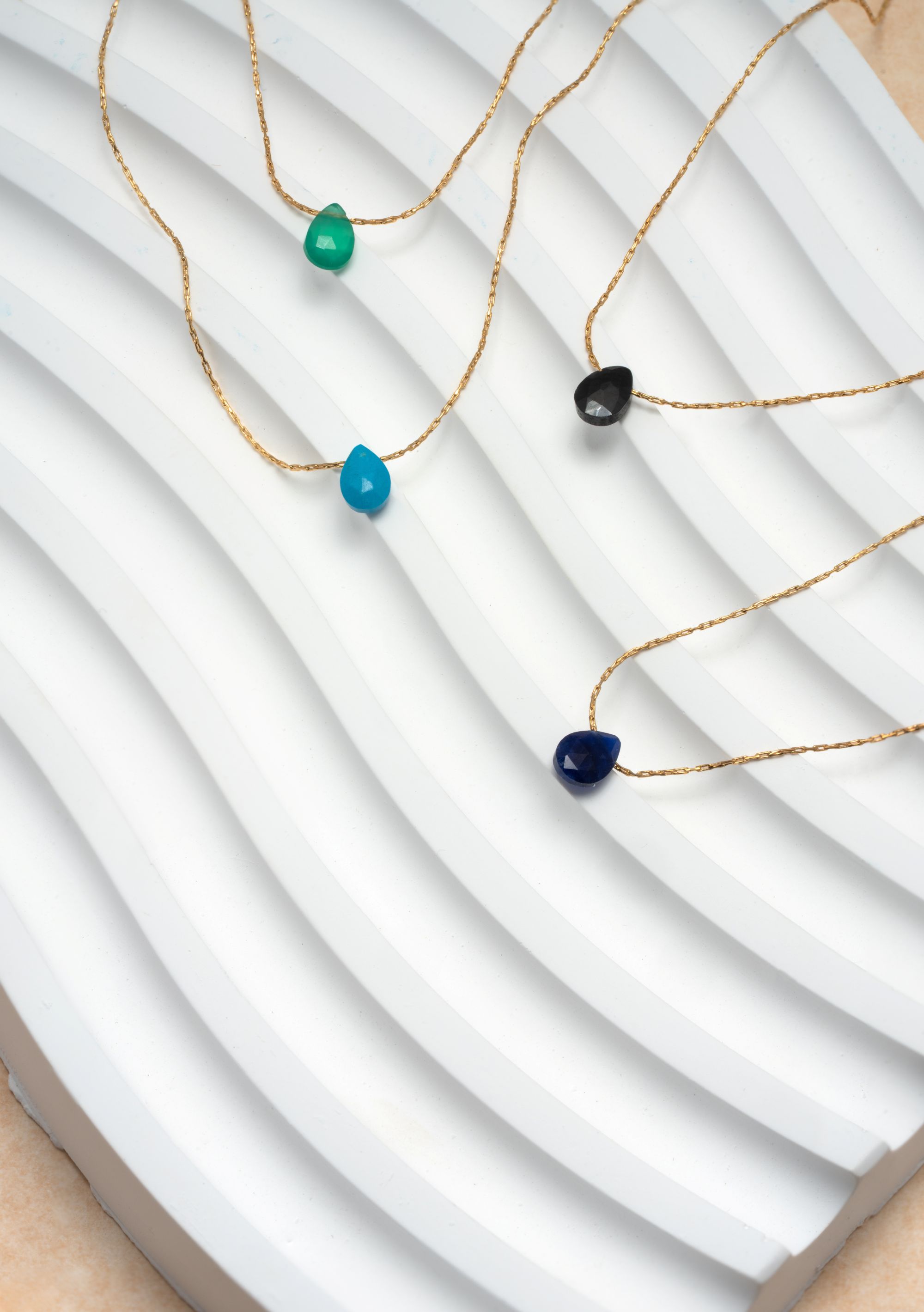 Picture of 24pc gold simple raindrop gemstone necklace packag