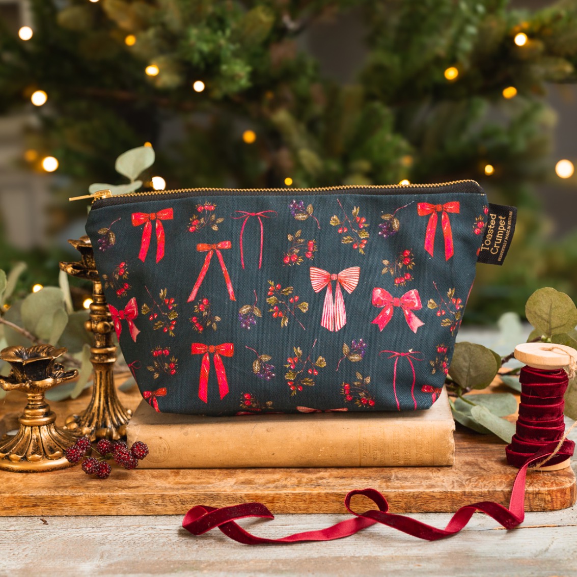 Picture of Bows & Berries (Noir) Wash Bag-